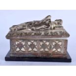 AN EARLY 20TH CENTURY SILVER PLATED GRAND TOUR TOMB CASKET formed with a praying figure lying. 11 cm