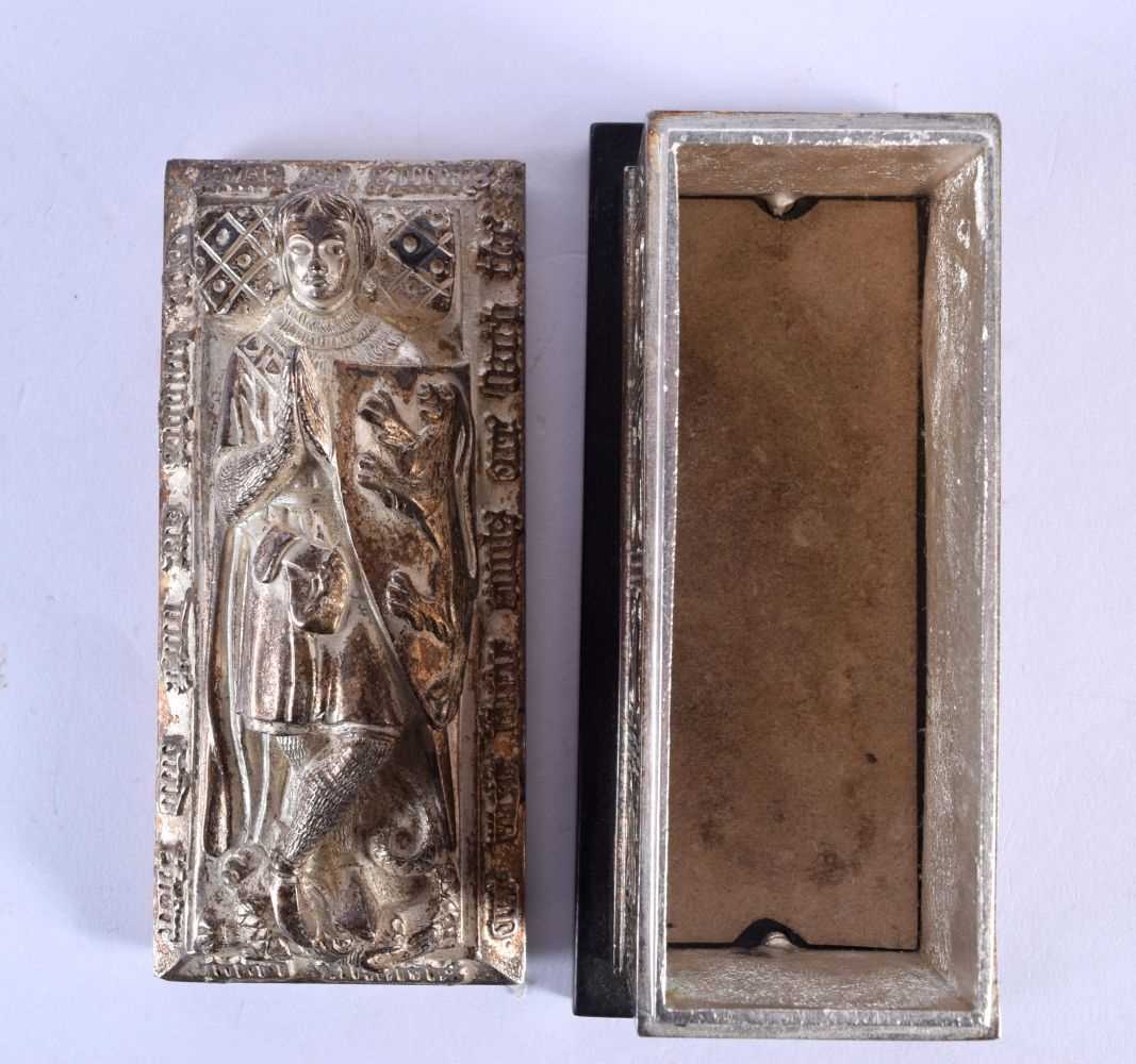 AN EARLY 20TH CENTURY SILVER PLATED GRAND TOUR TOMB CASKET formed with a praying figure lying. 11 cm - Bild 3 aus 4