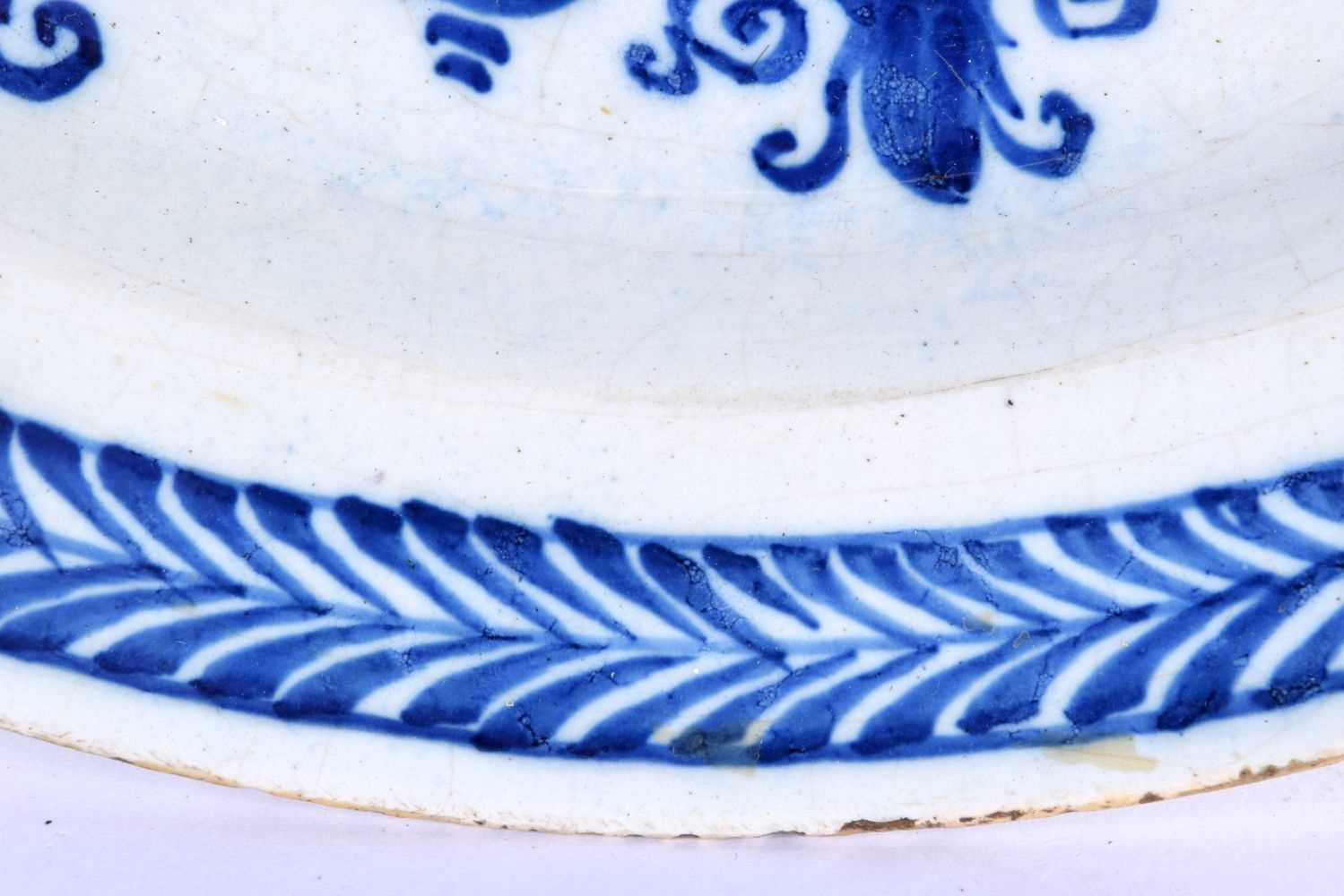 A LARGE 18TH CENTURY DUTCH DELFT BLUE AND WHITE DISH painted with figures on boats. 33 cm diameter. - Bild 4 aus 5