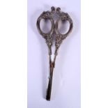 A PAIR OF SILVER HANDLED GRAPE SCISSORS. Birmingham 1991. 68 grams. 17 cm x 6.5 cm.