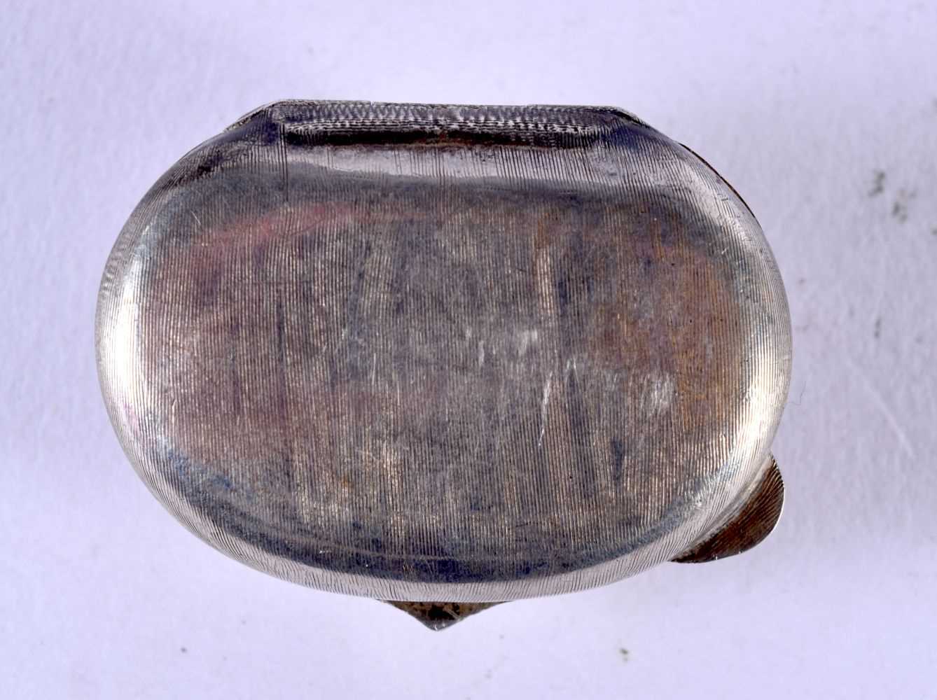 AN ANTIQUE CONTINENTAL SILVER SHELL SNUFF BOX. 13.7 grams. 3.5 cm x 2.5 cm. - Bild 5 aus 6