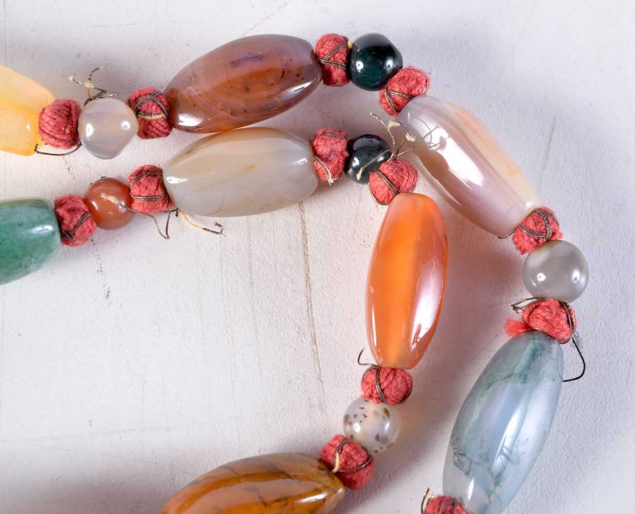 A LONG AGATE NECKLACE. 106 grams. 93 cm long. - Image 3 of 3