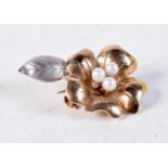 A 9CT GOLD AND PEARL BROOCH. 6.8 grams. 3.5 cm x 2.25 cm.