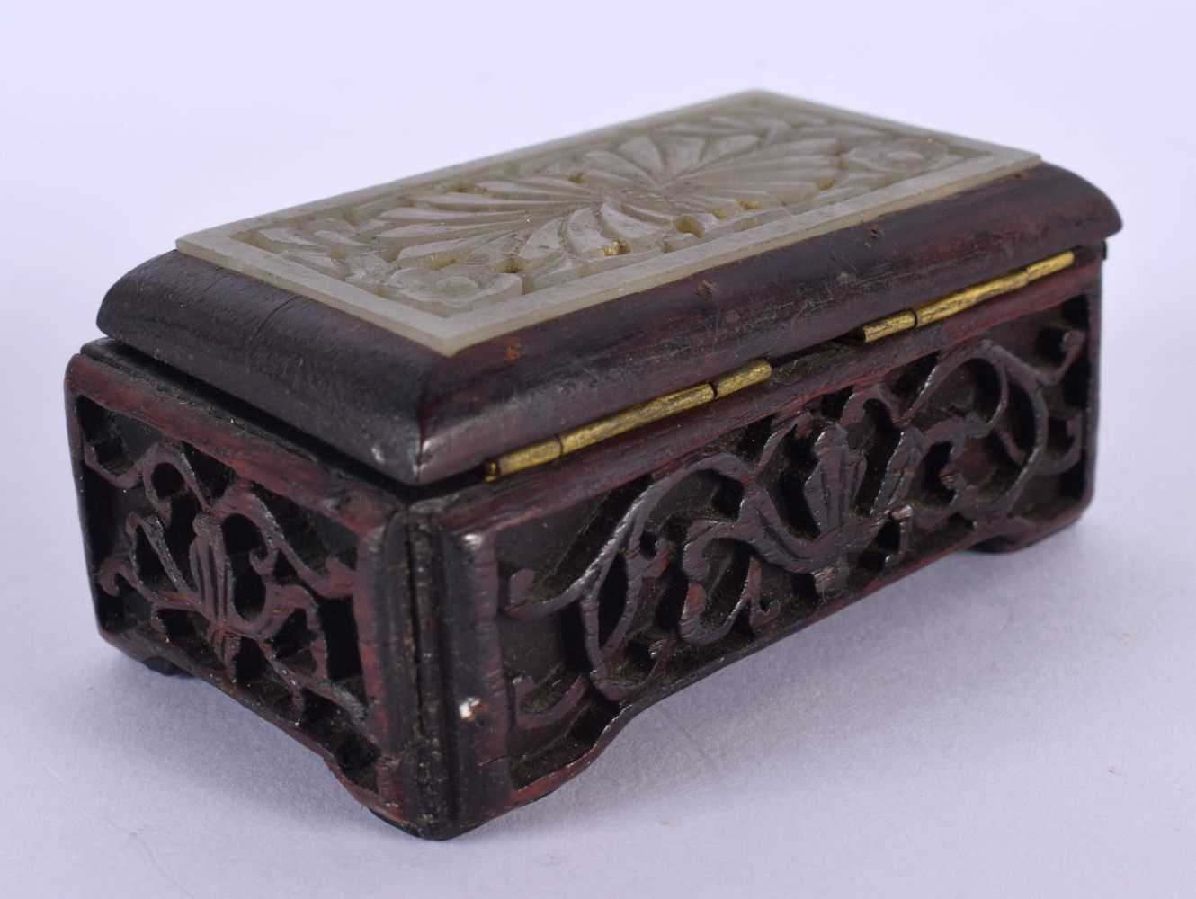 AN EARLY 20TH CENTURY CHINESE CARVED JADE AND HARDWOOD BOX Late Qing/Republic. 8 cm x 5 cm. - Image 2 of 5