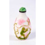 AN ANTIQUE CHINESE PEKING GLASS SNUFF BOTTLE. 7.75 cm x 4 cm.