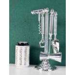 A set of chrome bartenders tools 28 cm