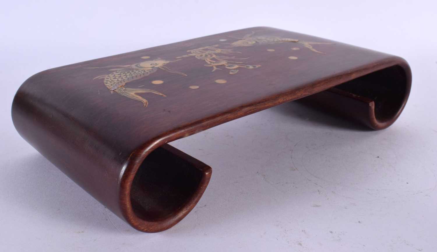 AN EARLY 20TH CENTURY CHINESE KOREAN MOTHER OF PEARL INLAID SCROLLING STAND inset with fish and - Image 3 of 4