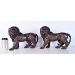 A pair of bronze lions 23 x 35 cm. (2).