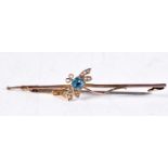 AN ANTIQUE 9CT GOLD AND AQUAMARINE BROOCH. 4.9 grams. 7.5 cm long.