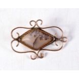AN ANTIQUE YELLOW METAL AND AGATE BROOCH. 5 grams. 3.5 cm x 2.5 cm.
