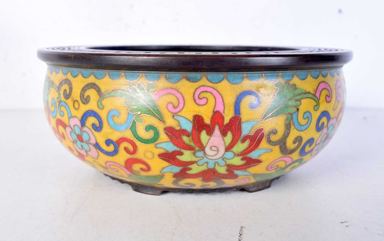 A Chinese Cloisonne enamel bronze bowl decorated with foliage. 12 cm wide. - Bild 3 aus 4