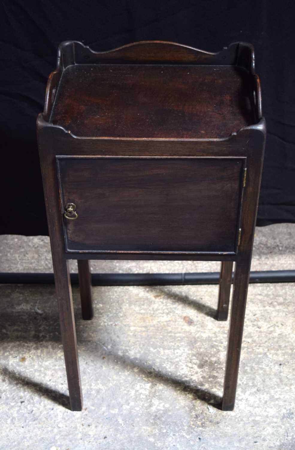 A Georgian mahogany bedside cabinet 80 x 39 x 32 cm.