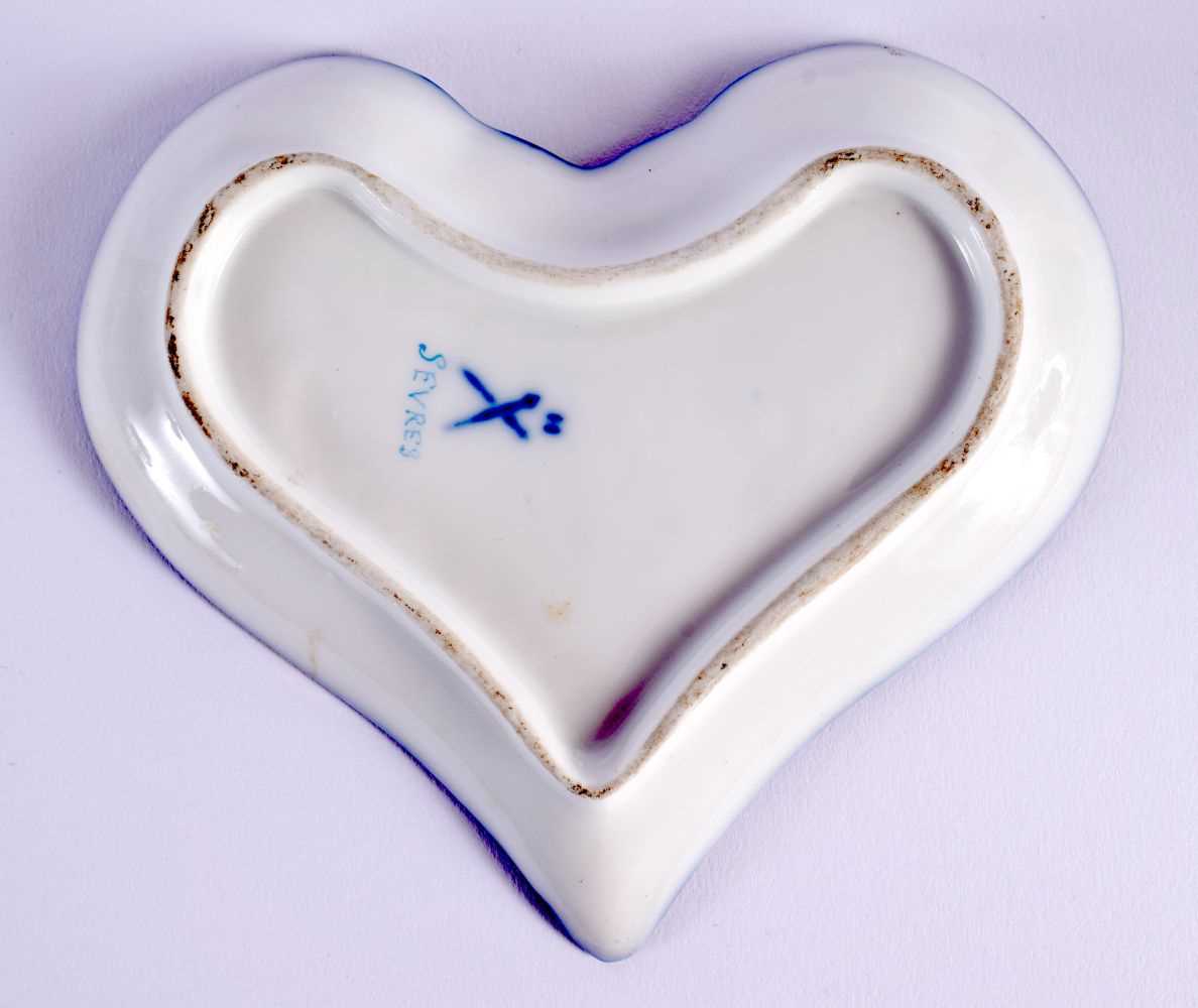 AN ANTIQUE CONTINENTAL SEVRES STYLE HEART SHAPED PORCELAIN DISH painted with lovers. 15 cm x 12 cm. - Image 3 of 3