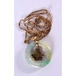 AN EARLY 20TH CENTURY CHINESE 14CT GOLD AND JADEITE NECKLACE. 20 grams. 60 cm long, pendant 3 cm