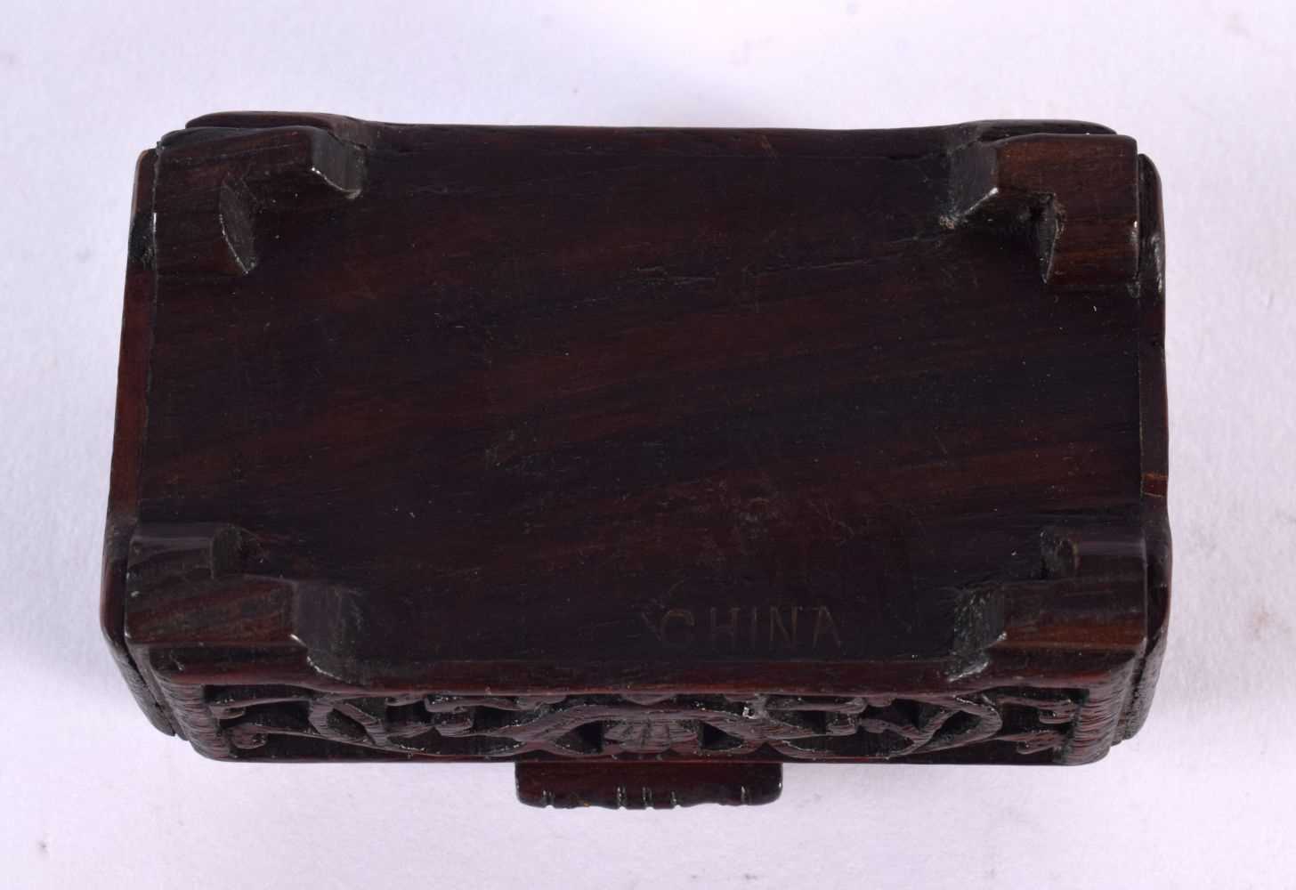 AN EARLY 20TH CENTURY CHINESE CARVED JADE AND HARDWOOD BOX Late Qing/Republic. 8 cm x 5 cm. - Image 5 of 5