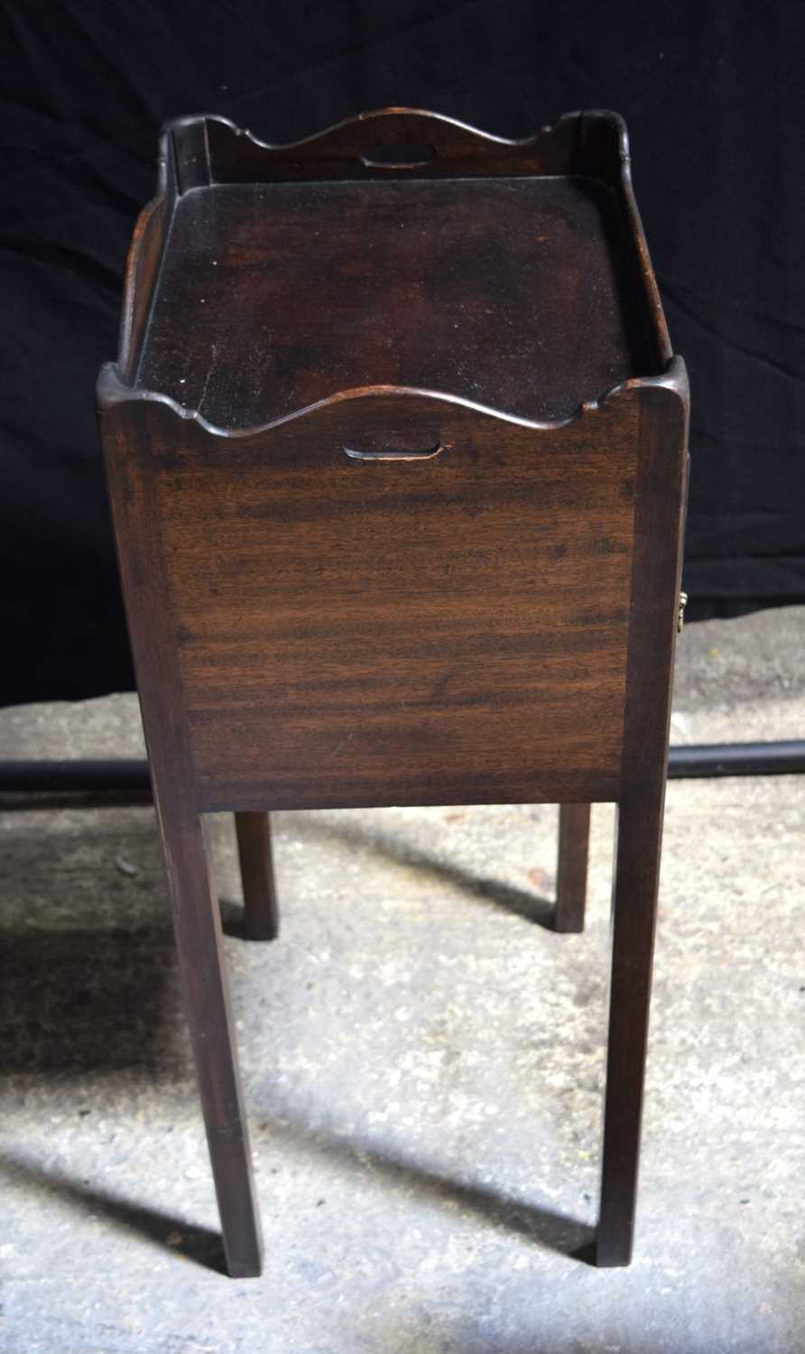 A Georgian mahogany bedside cabinet 80 x 39 x 32 cm. - Image 4 of 5