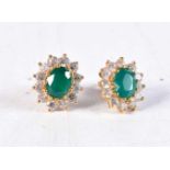 A PAIR OF 18CT GOLD AND JADE EARRINGS. 4.1 grams. 1.5 cm x 1.25 cm.