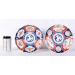 A pair of Japanese Imari plates 22 cm diameter