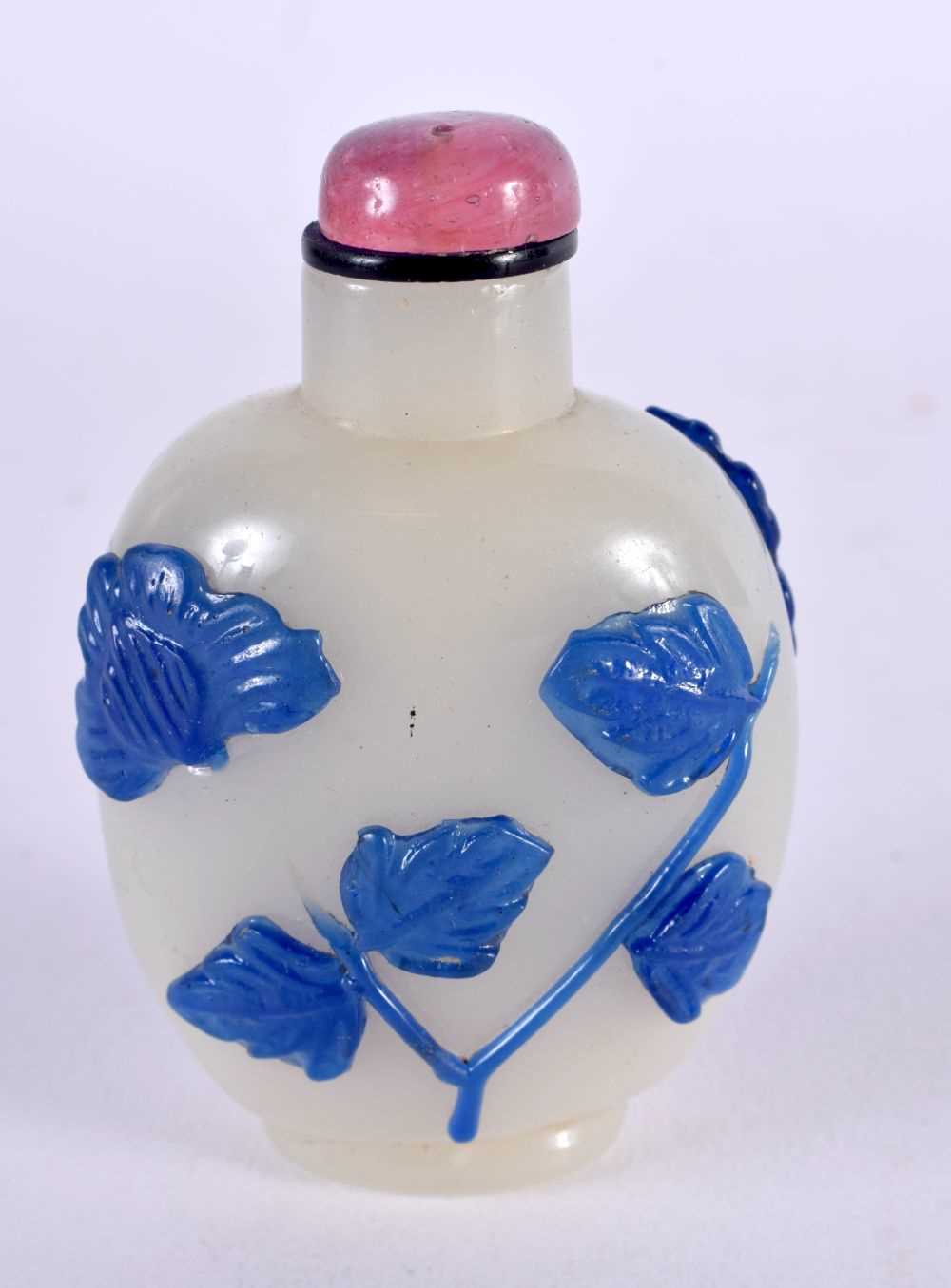 A 19TH CENTURY CHINESE PEKING GLASS SNUFF BOTTLE AND STOPPER Qing. 7.75 cm x 4 cm.