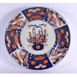 A LARGE 18TH/19TH CENTURY JAPANESE EDO PERIOD IMARI DISH painted with foliage and vines. 36 cm