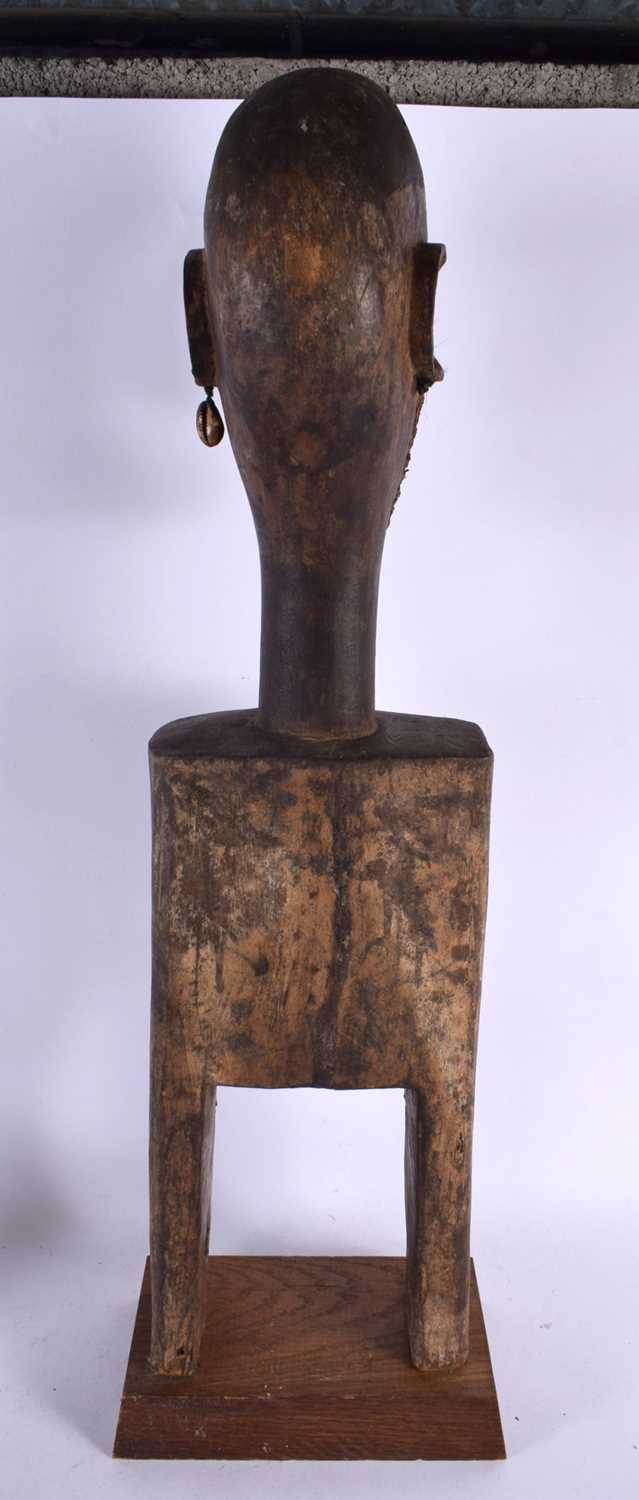 A LARGE EARLY 20TH CENTURY AFRICAN TRIBAL CARVED WOOD PULLEY. 70 cm high. - Image 5 of 5