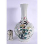 AN EARLY 20TH CENTURY CHINESE FAMILLE ROSE PORCELAIN VASE Late Qing/Republic. 40 cm x 20 cm.