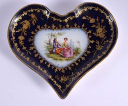 AN ANTIQUE CONTINENTAL SEVRES STYLE HEART SHAPED PORCELAIN DISH painted with lovers. 15 cm x 12 cm.