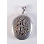 AN ANTIQUE WHITE METAL MEDALLION. 29.3 grams. 6.5 cm x 4 cm.