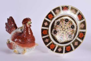 A 19TH CENTURY STAFFORDSHIRE POTTERY HEN TUREEN AND COVER together with a Derby imari plate. Largest