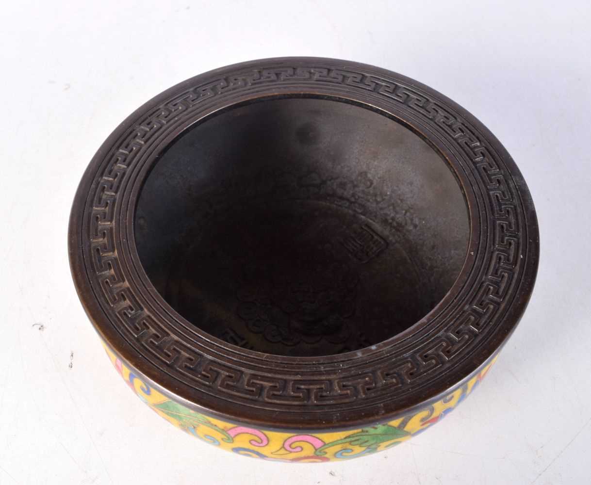 A Chinese Cloisonne enamel bronze bowl decorated with foliage. 12 cm wide. - Bild 4 aus 4