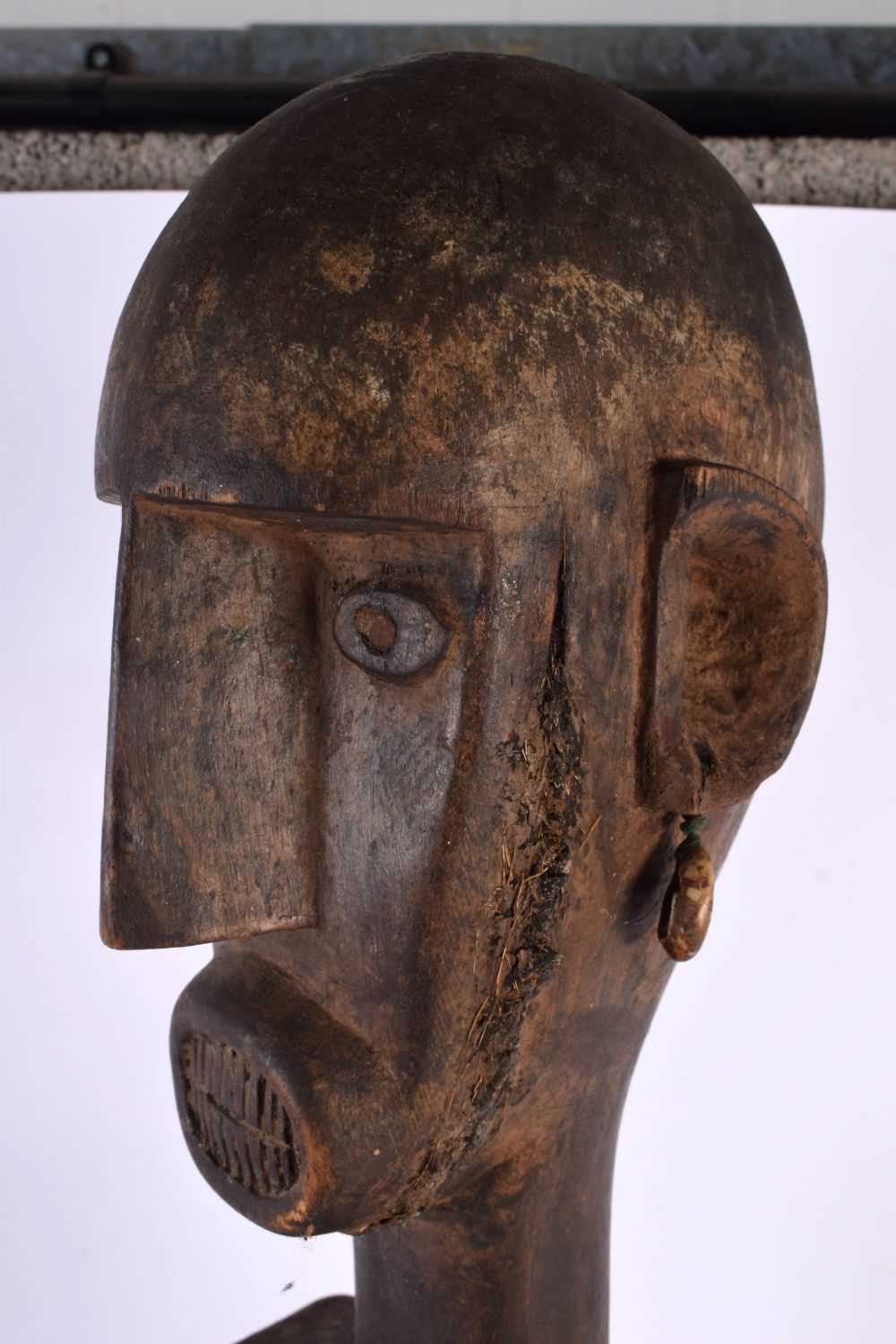 A LARGE EARLY 20TH CENTURY AFRICAN TRIBAL CARVED WOOD PULLEY. 70 cm high. - Image 3 of 5