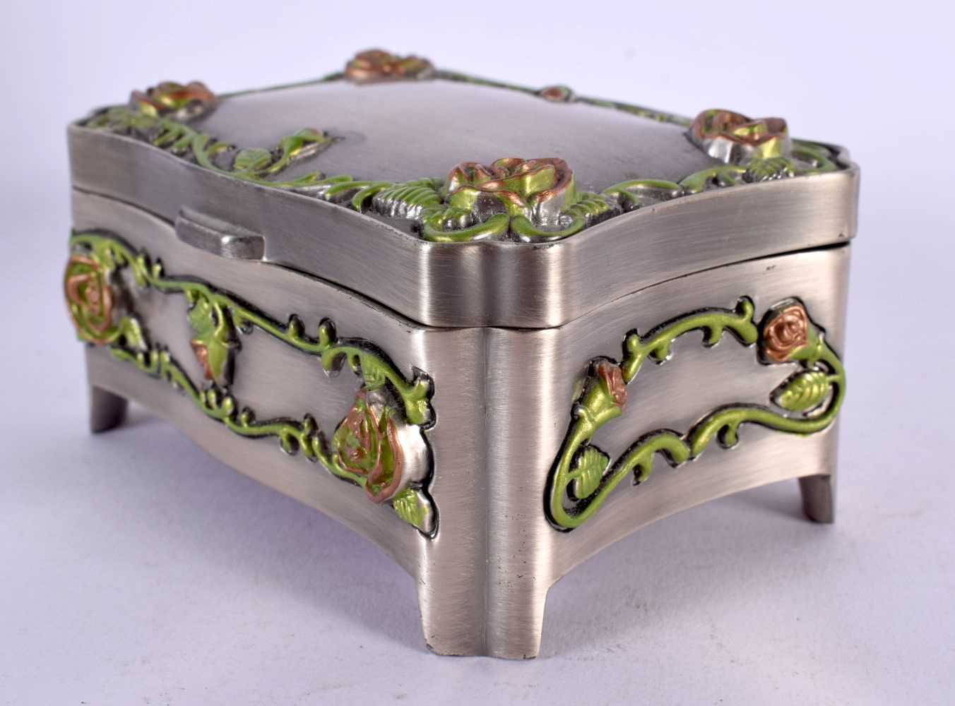 AN UNUSUAL ENAMELLED WHITE METAL JEWELLERY BOX overlaid with foliage and vines. 381 grams. 10 cm x 7 - Image 2 of 6