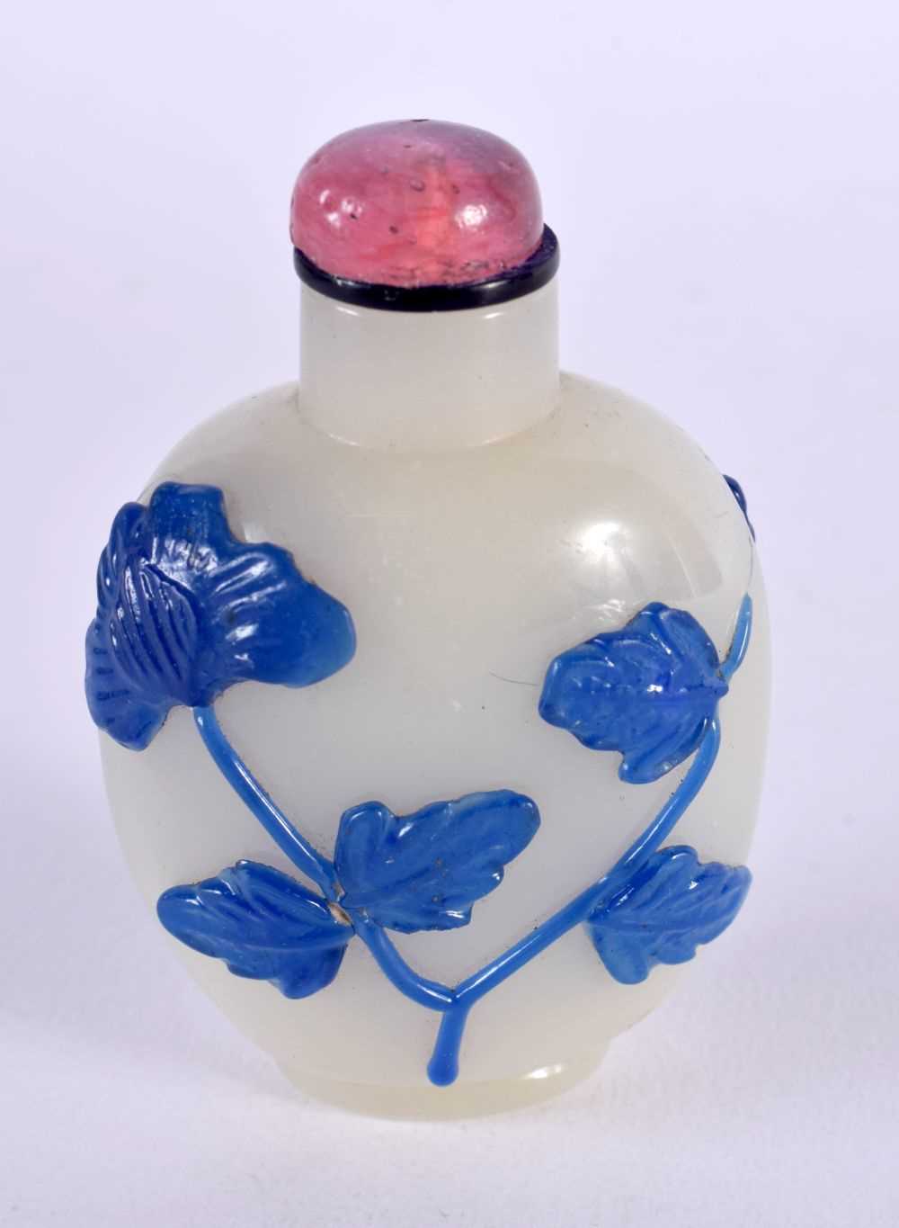 A 19TH CENTURY CHINESE PEKING GLASS SNUFF BOTTLE AND STOPPER Qing. 7.75 cm x 4 cm. - Image 2 of 3
