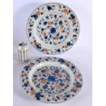 A LARGE PAIR OF 17TH/18TH CENTURY CHINESE IMARI BLUE AND WHITE PORCELAIN DISHES Kangxi/Yongzheng. 32