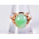 AN 18CT GOLD AND JADEITE RING. 3.3 grams. N.