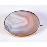 A 9CT GOLD AND AGATE BROOCH. 21 grams. 4.5 cm x 3.5 cm.