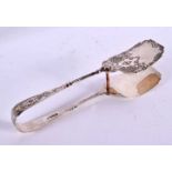 A PAIR OF SILVER ASPARAGUS TONGS. Sheffield 1902. 149 grams. 20 cm long.