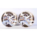 A RARE PAIR OF EARLY 19TH CENTURY NEWHALL PLATES painted with Chinoiserie scenes. 23 cm diameter.