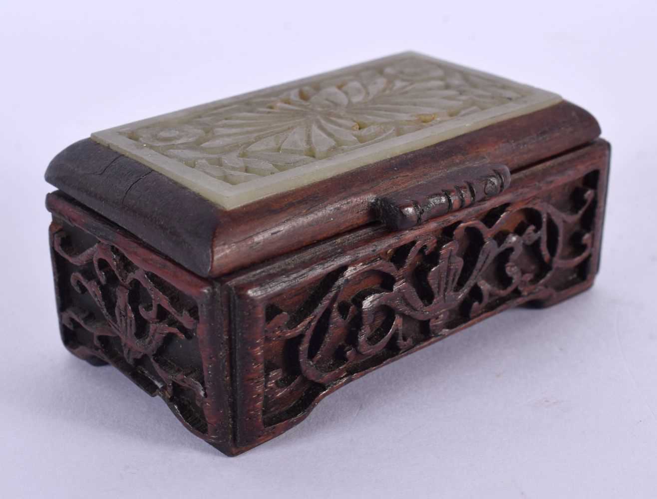 AN EARLY 20TH CENTURY CHINESE CARVED JADE AND HARDWOOD BOX Late Qing/Republic. 8 cm x 5 cm.