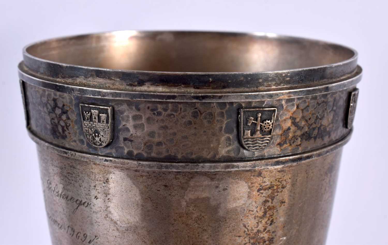 A STYLISH ART NOUVEAU HAMMERED PEWTER ARMORIAL VASE bearing inscription to top. 38 cm x 10 cm. - Image 4 of 6