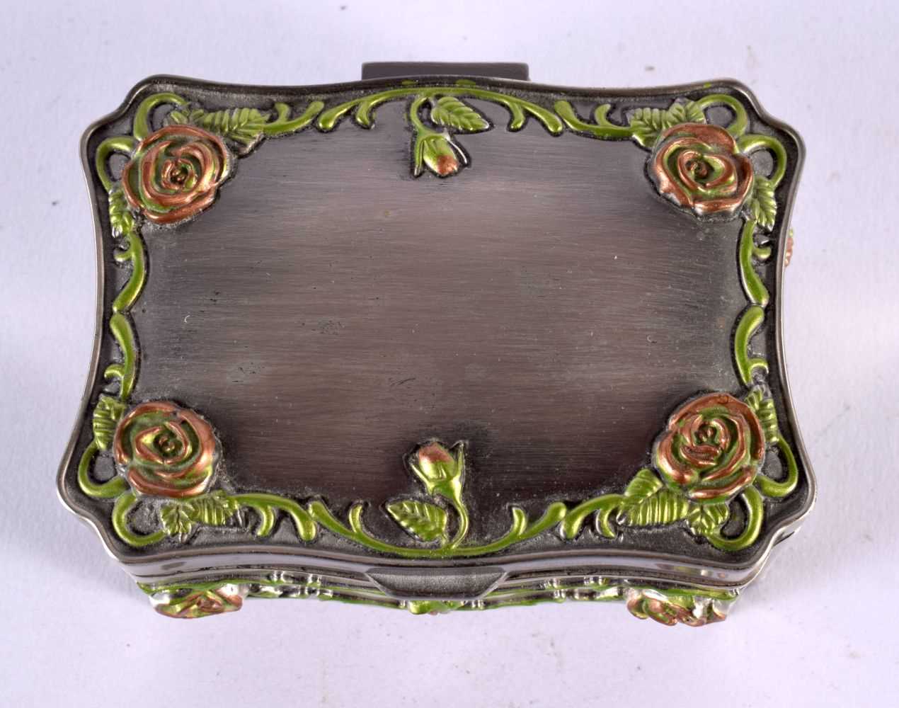 AN UNUSUAL ENAMELLED WHITE METAL JEWELLERY BOX overlaid with foliage and vines. 381 grams. 10 cm x 7 - Image 4 of 6