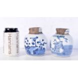 A pair of Chinese porcelain blue and white tea jars 12 cm (2).