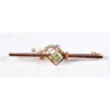 AN ANTIQUE 9CT GOLD AND PERIDOT. 3 grams. 5 cm long.