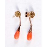 A PAIR OF EARLY 20TH CENTURY CHINESE GOLD AND CORAL EARRINGS. 3.7 grams. 4 cm x 0.75 cm.