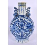 A 19TH CENTURY CHINESE BLUE AND WHITE PORCELAIN PILGRIM FLASK Qing. 22 cm x 12 cm.