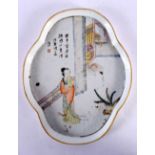 AN EARLY 20TH CENTURY CHINESE PORCELAIN DISH Late Qing/Republic, painted with calligraphy. 27 cm x