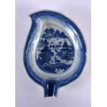 A 19TH CENTURY CHINESE BLUE AND WHITE PORCELAIN LEAF DISH Qing. 21 cm x 15 cm.