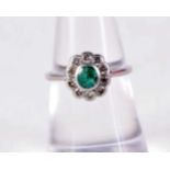 A 1980S SILVER AND EMERALD RING. 2.9 grams. L.