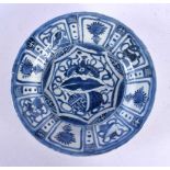 A 17TH CENTURY CHINESE BLUE AND WHITE KRAAK PORCELAIN DISH C1650 Ming/Qing. 22 cm wide.