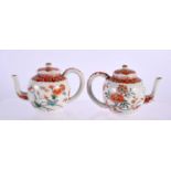 A LOVELY PAIR OF 17TH CENTURY CHINESE KAKIEMON PORCELAIN TEAPOTS AND COVERS Kangxi, painted with